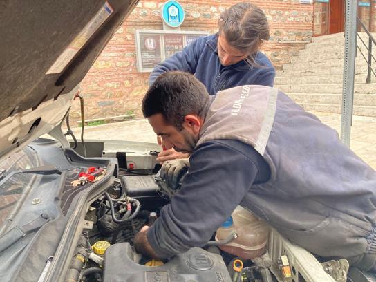 Girdiği aracın motorunda sıkışan yavru kedi, Yıldırım Belediyesi ekiplerince kurtarıldı