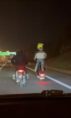 İstanbul- Ümraniye'de motosikletlilerin tek tekerlek üzerinde tehlikeli yolculuğu