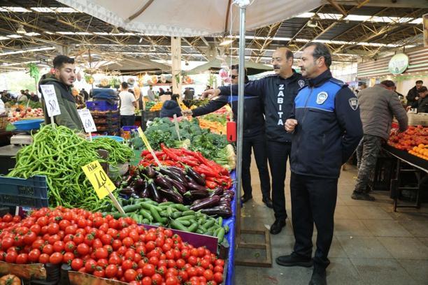 Bayraklı zabıtasından pazar yeri denetimi