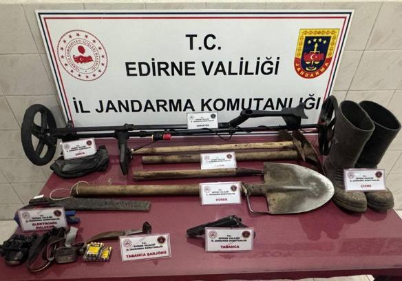 Edirne’de kaçak define kazısı yapan 2 kişi suçüstü yakalandı