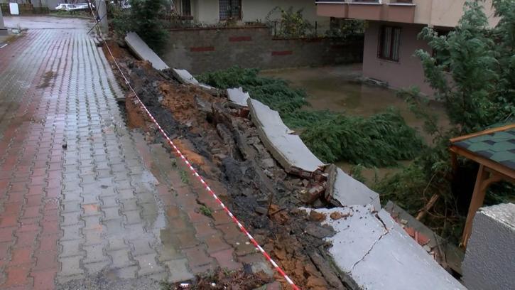 İstanbul- Çekmeköy'de sağanak yağış nedeniyle istinat duvarı çöktü