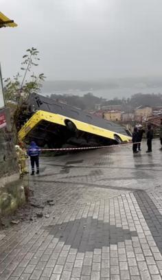 İstanbul- Beykoz'da yokuş aşağı kayan İETT otobüsü evin bahçesine düştü