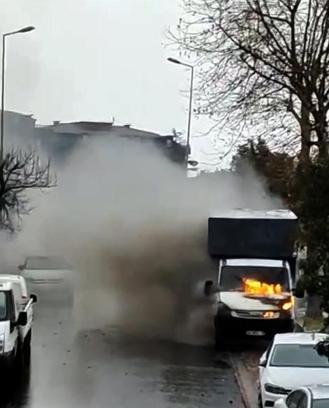 İstanbul - Avcılar’da park halindeki kamyonette yangın