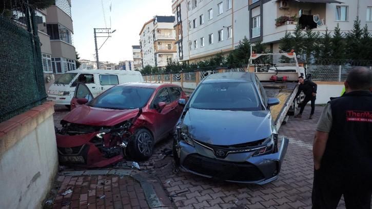 İki otomobil kavşakta çarpıştı: 1’i çocuk, 3 yaralı