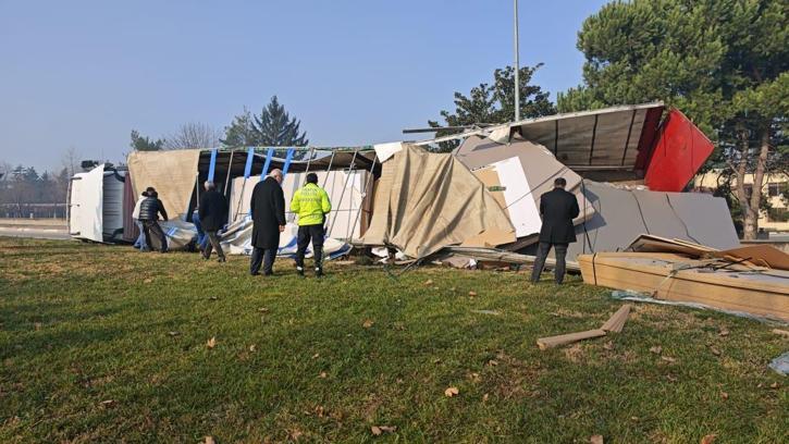 İnegöl'de sunta yüklü tır devrildi