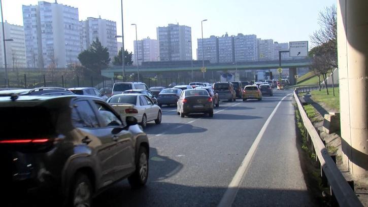 İstanbul - Bahçelievler D-100'de üst geçitten geçemeyen TIR trafik yoğunluğu oluşturdu