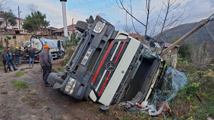 Cide'de beton mikseri devrildi: 1 yaralı