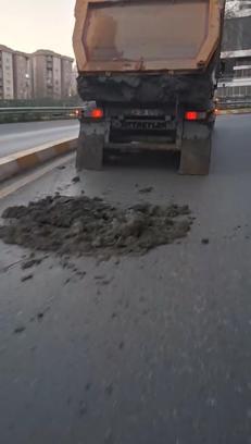 Kağıthane’de hafriyat kamyonu yola çamur dökerek ilerledi; motosikletli kaza atlattı