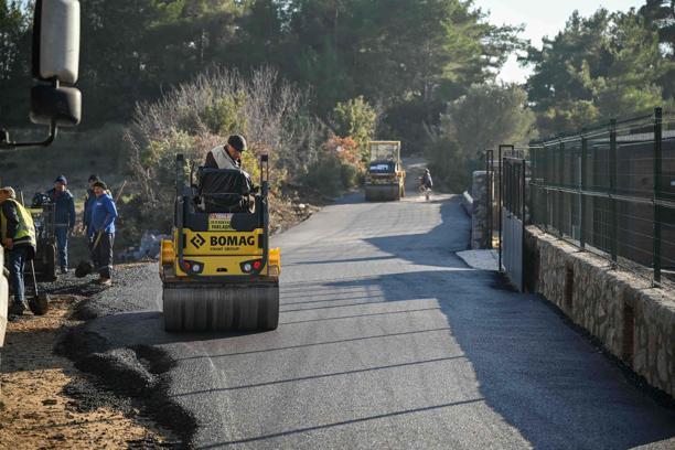 Bornova'da 8 mahalleye eş zamanlı asfalt serimi