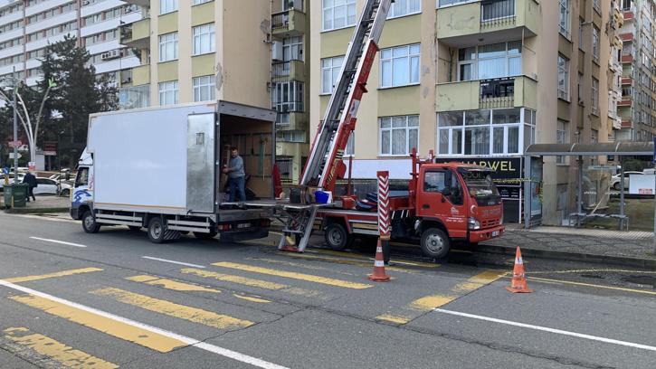 Rize'de fırtına sonrası mühürlenen 8 katlı binada oturan aileler taşınıyor