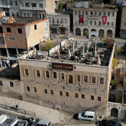 Mardin’de kafeye dönüştürülen tarihi hükümet konağında ziyaretçilerin tercihi, Finlandiya usulü Savur pizzası / Ek fotoğraflar