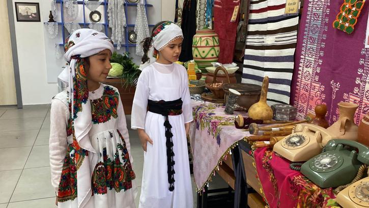 Midyat'ta öğrenciler, öğretmenlerin eski eşyalarla açtığı nostalji sergisini gezdi