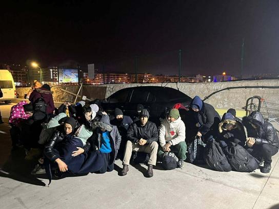 Kuşadası'nda 30 kaçak göçmen ile 1 organizatör yakalandı