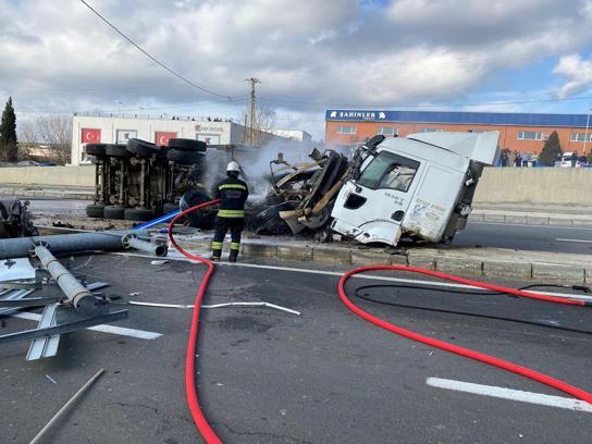 Tekirdağ'da devrilen TIR'ın sürücüsü yaralandı