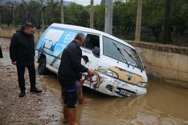 Bodrum'da sağanak; cadde ve sokaklar göle döndü