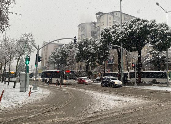 Isparta'da kar yağışı; Keçiborlu- Dinar kara yolu kapandı