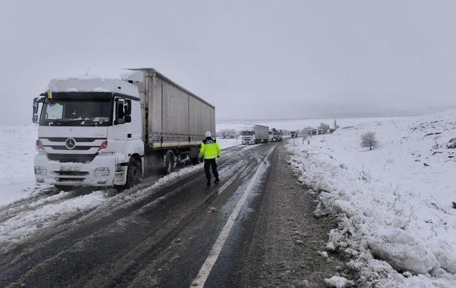 Afyonkarahisar'da kar, ulaşımı olumsuz etkiledi