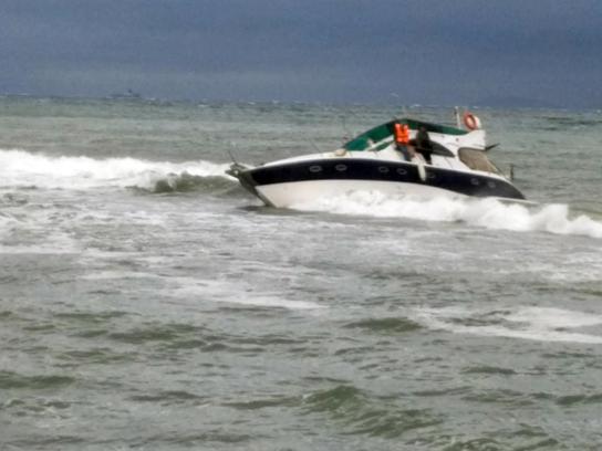 Tekirdağ'da fırtınada  yan yatan teknedeki 2 kişi kurtarıldı