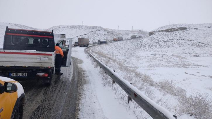 Van'da kar yağışı; Bahçesaray kara yolu trafiğe kapatıldı