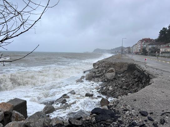 Fırtına nedeniyle Karadeniz'de oluşan dalgalar, İnebolu Sahili'ne hasar verdi