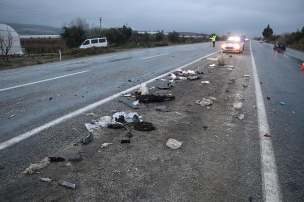 Denizli'de 2 otomobil kafa kafaya çarpıştı; karı- koca ile oğulları öldü, 3 yaralı