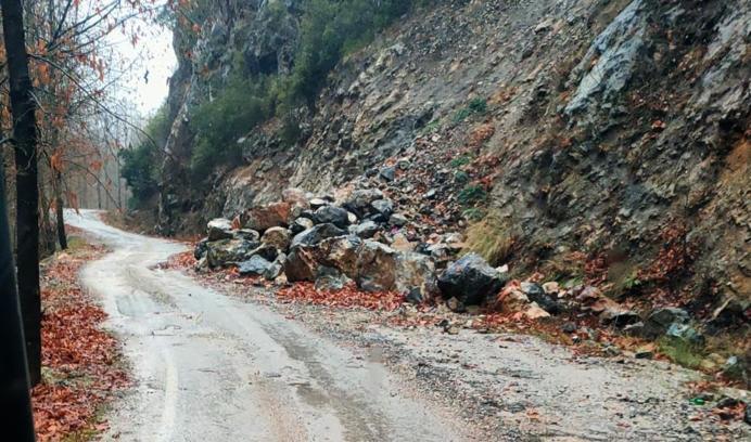 Yağmurla düşen kaya parçaları yolu trafiğe kapattı