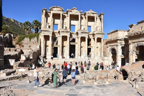 Efes Antik Kenti 2024 yılında 2 milyonu aşkın ziyaretçiyi ağırladı