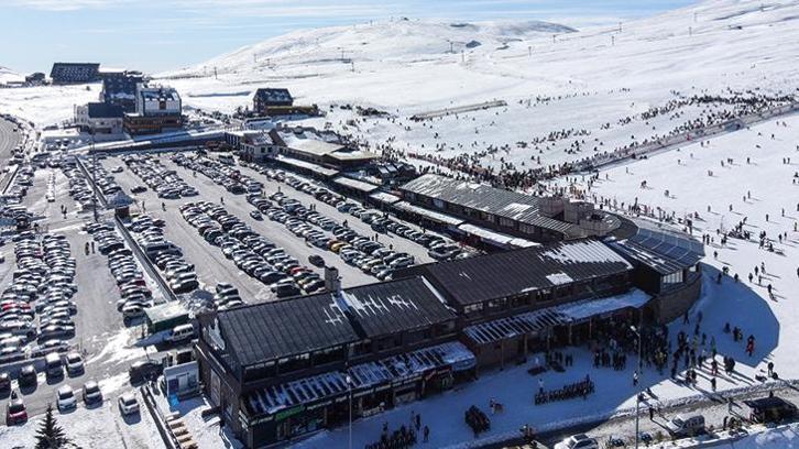 Erciyes Kayak Merkezi, yeni yılın ilk gününde 110 bin ziyaretçi ağırladı