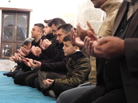 Depremde hasar alan Kanuni Sultan Süleyman Cami Regaip Kandili ile ibadete açıldı