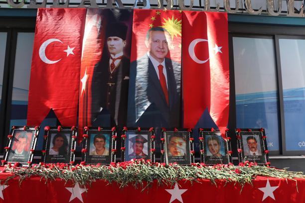 Diyarbakır'da dershane önündeki bombalı saldırıda ölenler anıldı