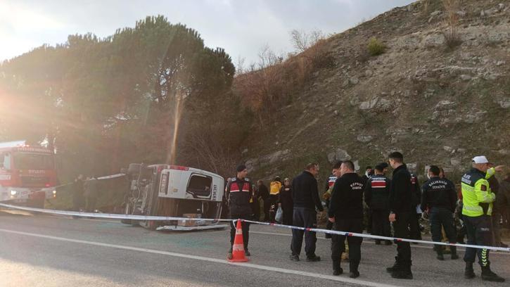 Balıkesir'de yolcu midibüsü otomobile çarptı; 2 ölü ve yaralılar var