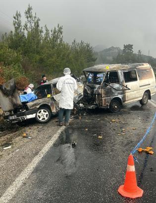 Minibüs ile çarpışan otomobil alev aldı; 1 ölü, 3 yaralı