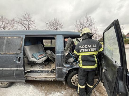 Kocaeli’de seyir halindeki minibüste çıkan yangın söndürüldü