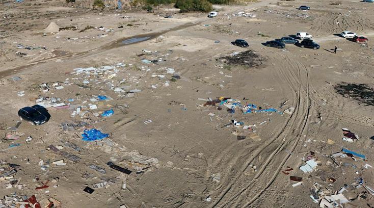 4 yıl sonra yıkılan çardak kentten geriye sahildeki çöpleri kaldı