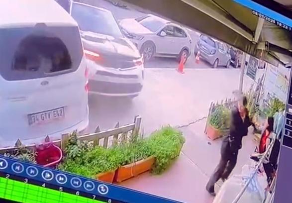 İş yerine giren otomobilin çarpmasından son kurtuldular; o anlar kamerada