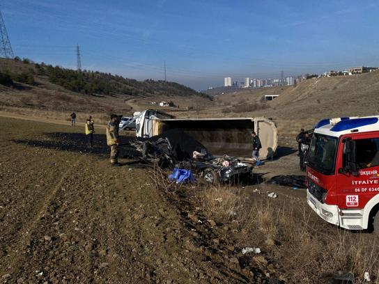 Zift yüklü kamyon, kamyonete çarptı; 3 belediye personeli öldü