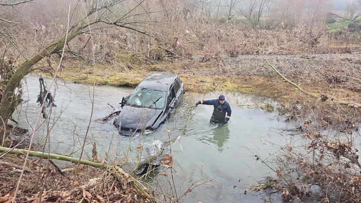 Çanakkale'de otomobil çaya uçtu: 1 yaralı, 1 kayıp