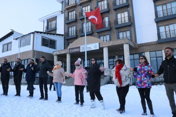 Hakkari'de kayak sezonu halaylarla açıldı