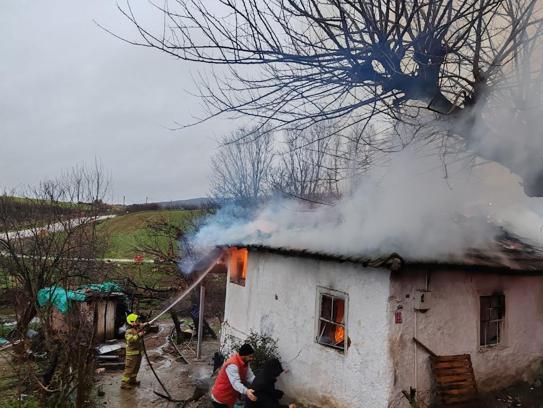 Tek katlı ev yangında kullanılamaz hale geldi