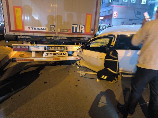 Mardin'de TIR'a arkadan çarpan otomobilin sürücüsü yaralandı