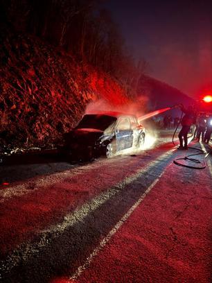 Osmaniye'de seyir halindeki otomobil alev aldı