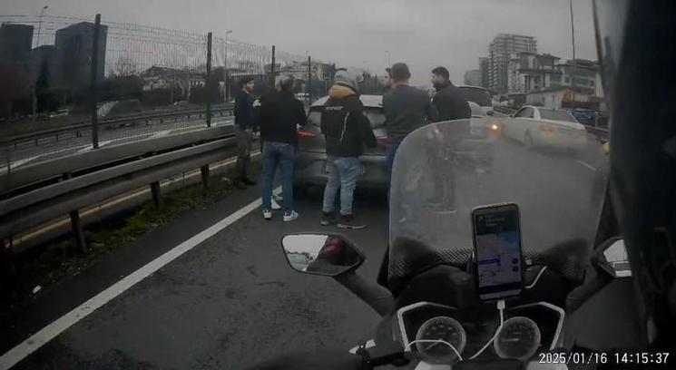 Bakırköy'de yol verme tartışması yumruklu kavgaya dönüştü