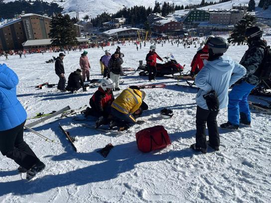 Uludağ'da 2 kayakçı, kayak yaparken çarpıştı