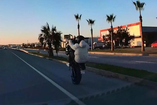 Antalya'da tehlikeli motosiklet sürüşü kameralara yansıdı