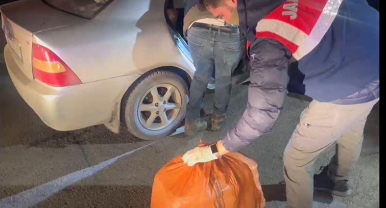 Hakkari'de otomobilde 49 kilo metamfetamin ele geçirildi