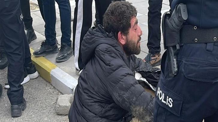 Yoldan geçenleri bıçakla tehdit etti! O zorbayı tekme tokat dövüp, polise teslim ettiler