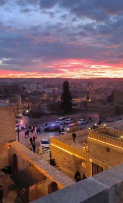 Mardin'de komşu esnafların bıçaklı kavgası 2 yaralı