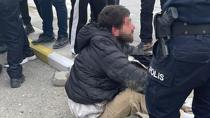 Yoldan geçenleri bıçakla tehdit edince dövülüp polise teslim edilen şüpheli serbest bırakıldı