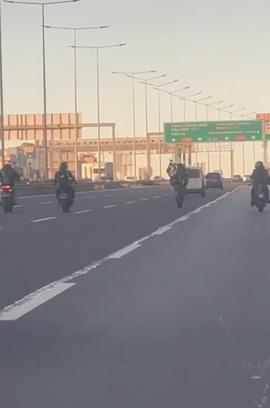 İstanbul- Başakşehir'de motosikletlilerin tek teker yolculuğu kamerada