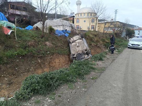 Takla atıp su kanalına düşen otomobilin sürücüsü yaralandı